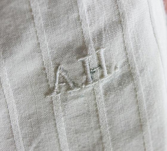 كم يبلغ ثمن سروال داخلي فضفاض نسيه هتلر في فندق قبل 80 عاما؟ صورة رقم 2