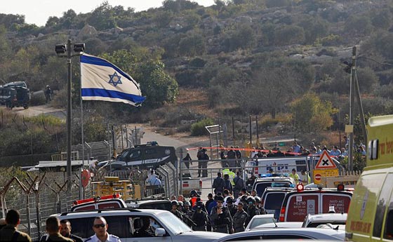 مقتل حارسي امن وشرطي اسرائيلي في هجوم نفذه عامل فلسطيني بالقدس صورة رقم 2