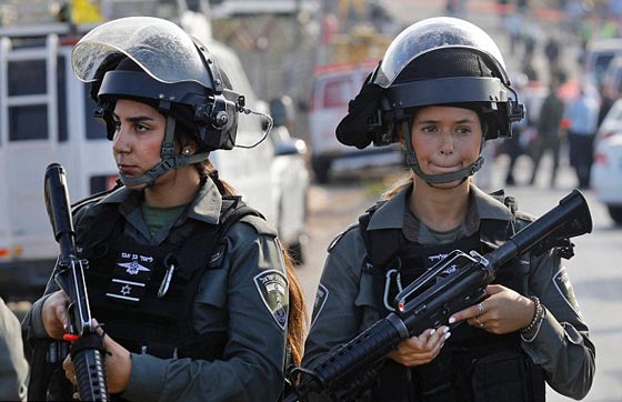 مقتل حارسي امن وشرطي اسرائيلي في هجوم نفذه عامل فلسطيني بالقدس صورة رقم 3