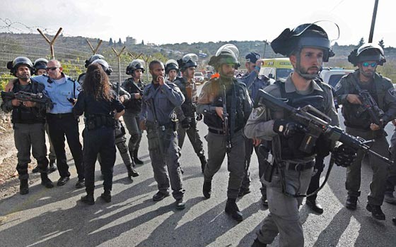 مقتل حارسي امن وشرطي اسرائيلي في هجوم نفذه عامل فلسطيني بالقدس صورة رقم 5