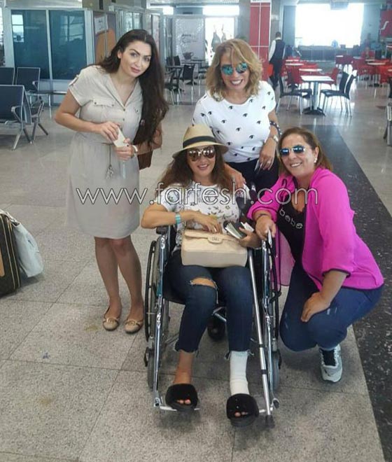 لطيفة التونسية تغادر مهرجان الجونة على عكاز وكرسي متحرك.. فيديو صورة رقم 1
