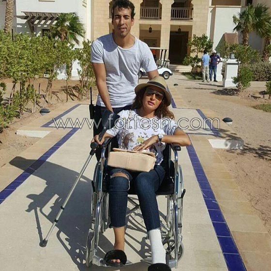 لطيفة التونسية تغادر مهرجان الجونة على عكاز وكرسي متحرك.. فيديو صورة رقم 2