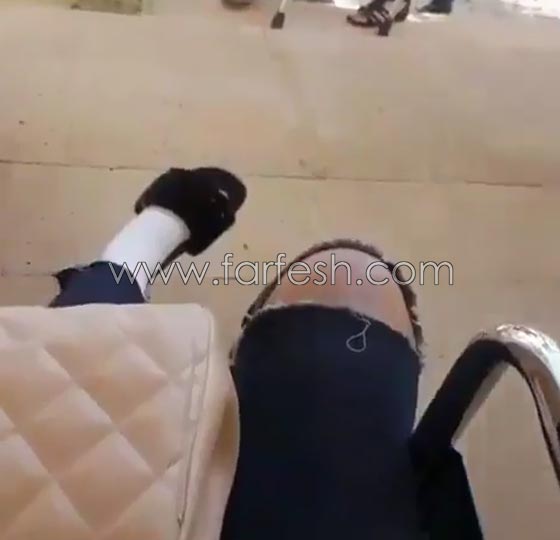 لطيفة التونسية تغادر مهرجان الجونة على عكاز وكرسي متحرك.. فيديو صورة رقم 3