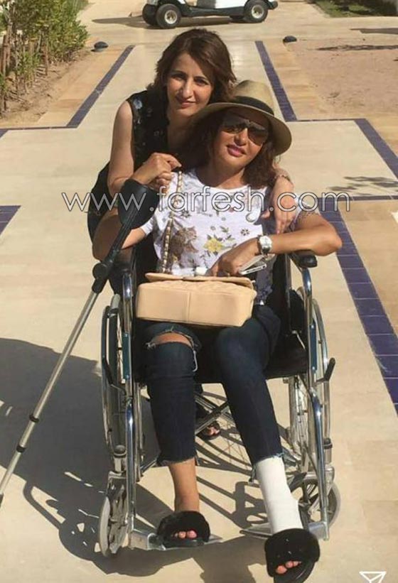 لطيفة التونسية تغادر مهرجان الجونة على عكاز وكرسي متحرك.. فيديو صورة رقم 4