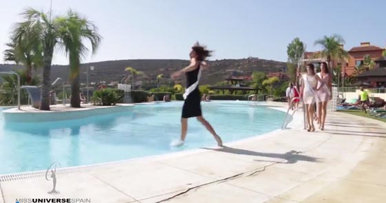 حسناء مشاركة في مسابقة ملكة جمال اسبانيا تتعثر وتسقط في مسبح.. فيديو صورة رقم 2