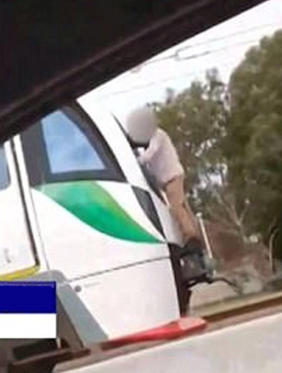 فيديو مثير.. شاب يتشبث بمؤخرة قطار يسير بسرعة 110 كم/س صورة رقم 2