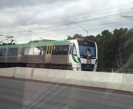 فيديو مثير.. شاب يتشبث بمؤخرة قطار يسير بسرعة 110 كم/س صورة رقم 3