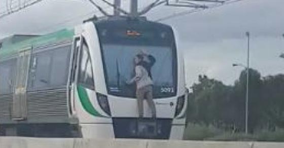 فيديو مثير.. شاب يتشبث بمؤخرة قطار يسير بسرعة 110 كم/س صورة رقم 4