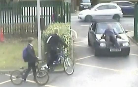 فيديو صادم.. سائق بريطاني يدهس مدرسا بسيارته! صورة رقم 2