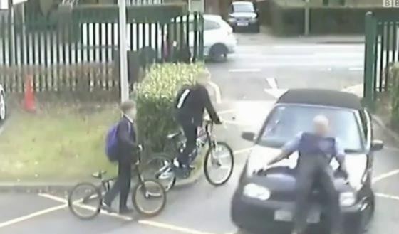 فيديو صادم.. سائق بريطاني يدهس مدرسا بسيارته! صورة رقم 3