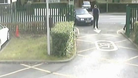 فيديو صادم.. سائق بريطاني يدهس مدرسا بسيارته! صورة رقم 1