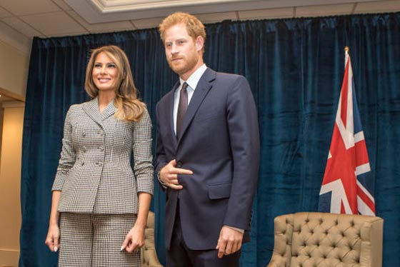 إشارة الشيطان: حركة غريبة قام بها الأمير هاري في لقائه مع ميلانيا ترامب! صورة رقم 1