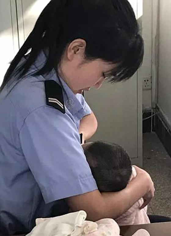 شرطية ترضع ابن متهمة تخضع للمحاكمة لأن الطفل لم يتوقف عن البكاء! صورة رقم 2
