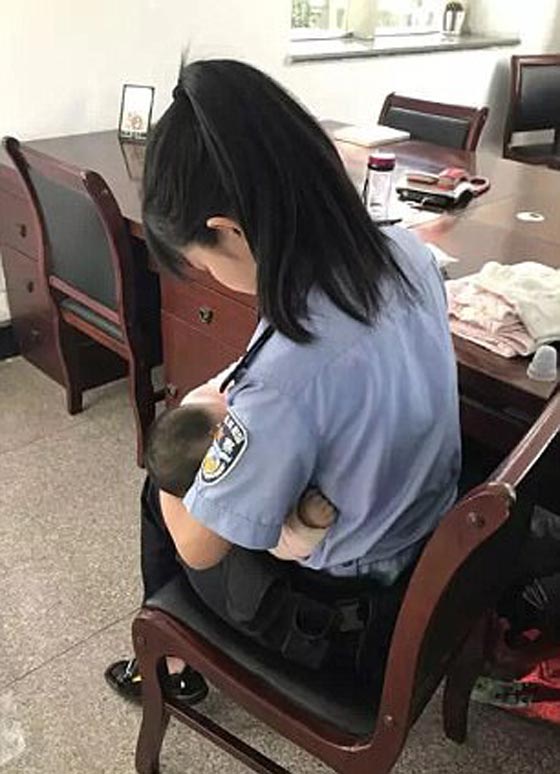 شرطية ترضع ابن متهمة تخضع للمحاكمة لأن الطفل لم يتوقف عن البكاء! صورة رقم 3