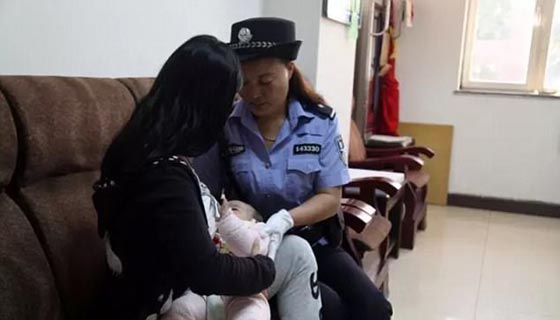 شرطية ترضع ابن متهمة تخضع للمحاكمة لأن الطفل لم يتوقف عن البكاء! صورة رقم 4