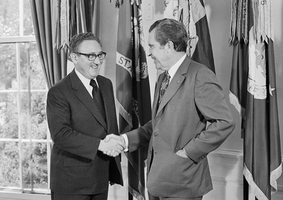 أوباما، عرفات، بيريس ورابين.. زعماء ورؤساء حازوا على جائزة نوبل للسلام صورة رقم 5