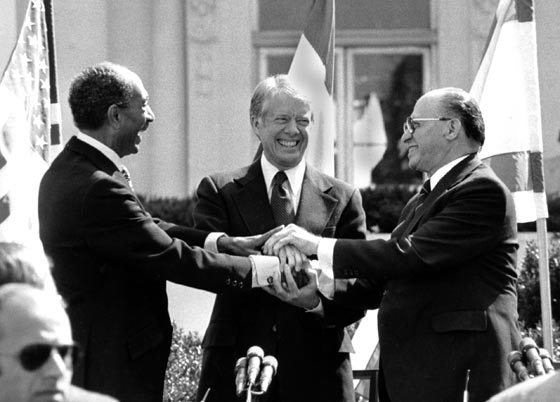 أوباما، عرفات، بيريس ورابين.. زعماء ورؤساء حازوا على جائزة نوبل للسلام صورة رقم 2