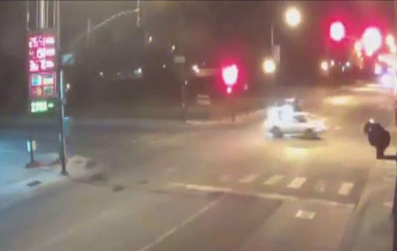 مقتل ضابط شرطة أمريكي في حادث سير مروع بعد خرقه للقانون! فيديو صورة رقم 1