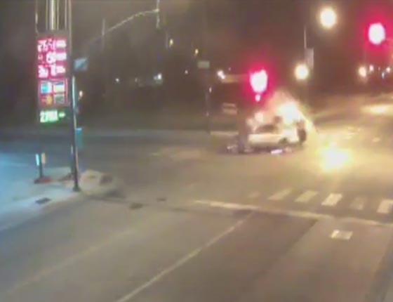 مقتل ضابط شرطة أمريكي في حادث سير مروع بعد خرقه للقانون! فيديو صورة رقم 2