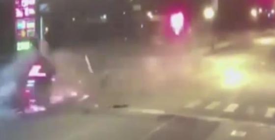 مقتل ضابط شرطة أمريكي في حادث سير مروع بعد خرقه للقانون! فيديو صورة رقم 3