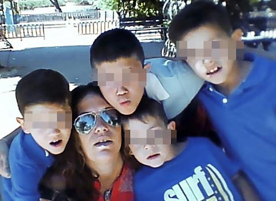 4 اطفال يقضون اسبوعا بجانب جثة والدتهم معتقدين انها نائمة! صورة رقم 1