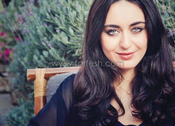 فنانة سورية تشيح بوجهها مبتعدة عن معجب اراد صورة سيلفي وتثير الاستياء صورة رقم 8