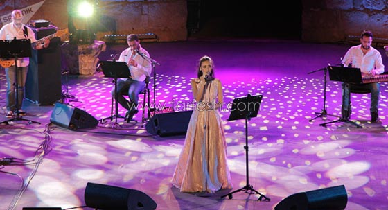 فنانة سورية تشيح بوجهها مبتعدة عن معجب اراد صورة سيلفي وتثير الاستياء صورة رقم 5