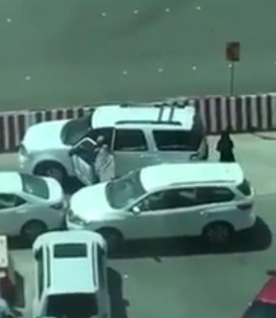  فتاة سعودية تخلص سائقها الخاص من مأزق بمهارة عالية.. فيديو صورة رقم 1