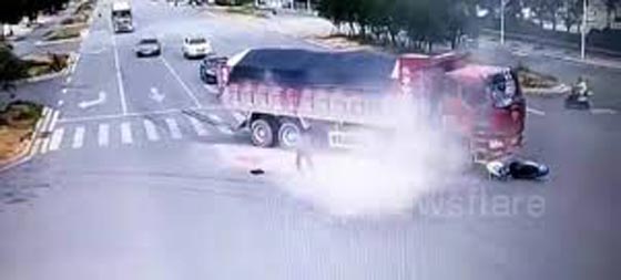  فيديو مروع.. شاهد كيف نجا سائق دراجة نارية من بين عجلات شاحنتين صورة رقم 2
