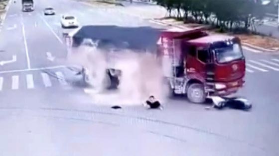  فيديو مروع.. شاهد كيف نجا سائق دراجة نارية من بين عجلات شاحنتين صورة رقم 3