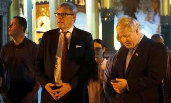 بالفيديو.. .. موقف محرج لوزير خارجية بريطانيا في معبد بوذي صورة رقم 2