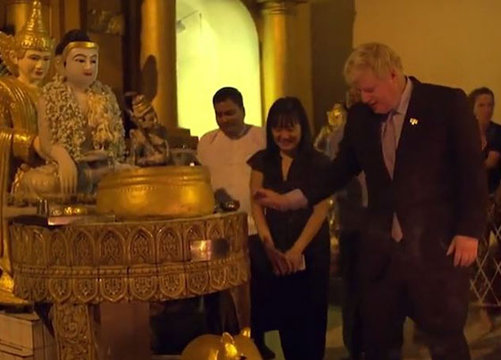 بالفيديو.. .. موقف محرج لوزير خارجية بريطانيا في معبد بوذي صورة رقم 3