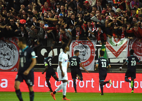 فيديو انهيار حاجز يؤدي إلى إصابة 18 مشجعا في ملعب أميان الفرنسي صورة رقم 2