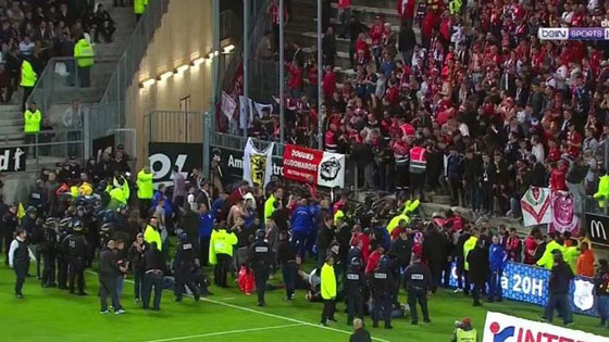 فيديو انهيار حاجز يؤدي إلى إصابة 18 مشجعا في ملعب أميان الفرنسي صورة رقم 6