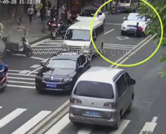 فيديو لحظة إنقاذ جماعي لطفل سقط تحت سيارة صورة رقم 1