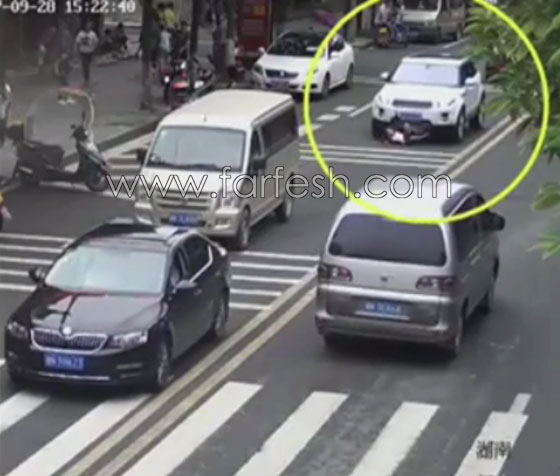 فيديو لحظة إنقاذ جماعي لطفل سقط تحت سيارة صورة رقم 2