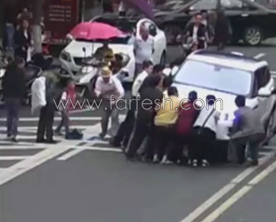 فيديو لحظة إنقاذ جماعي لطفل سقط تحت سيارة صورة رقم 3