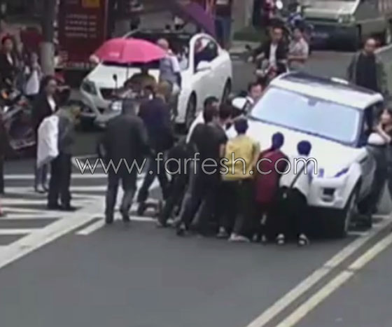 فيديو لحظة إنقاذ جماعي لطفل سقط تحت سيارة صورة رقم 4