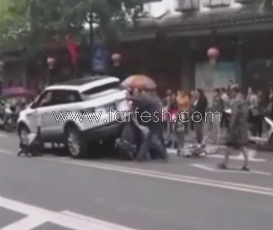 فيديو لحظة إنقاذ جماعي لطفل سقط تحت سيارة صورة رقم 5