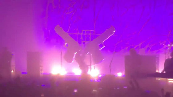 فيديو لحظة سقوط ديكور المسرح على نجم الروك مارلين مانسن في نيويورك صورة رقم 1