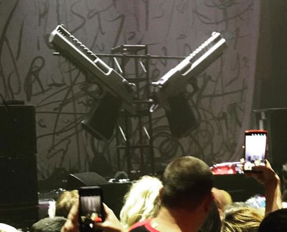 فيديو لحظة سقوط ديكور المسرح على نجم الروك مارلين مانسن في نيويورك صورة رقم 2