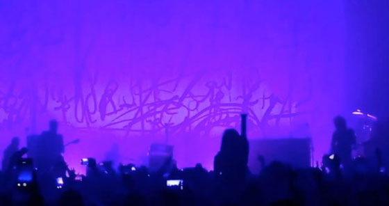 فيديو لحظة سقوط ديكور المسرح على نجم الروك مارلين مانسن في نيويورك صورة رقم 6