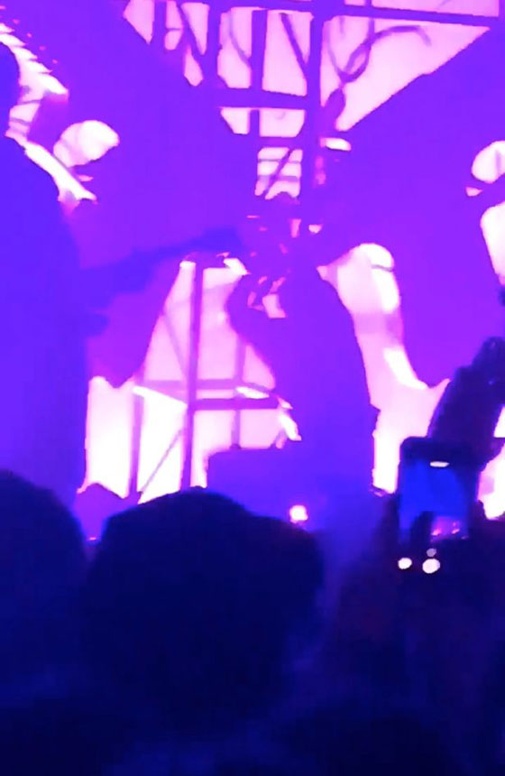 فيديو لحظة سقوط ديكور المسرح على نجم الروك مارلين مانسن في نيويورك صورة رقم 7