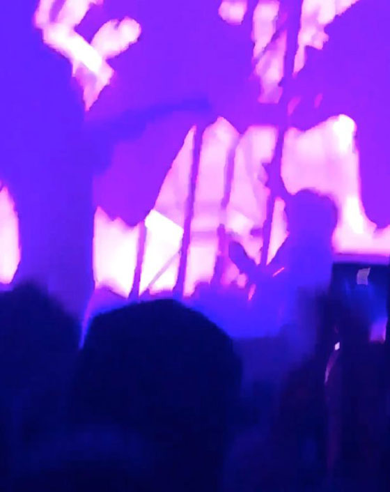 فيديو لحظة سقوط ديكور المسرح على نجم الروك مارلين مانسن في نيويورك صورة رقم 8