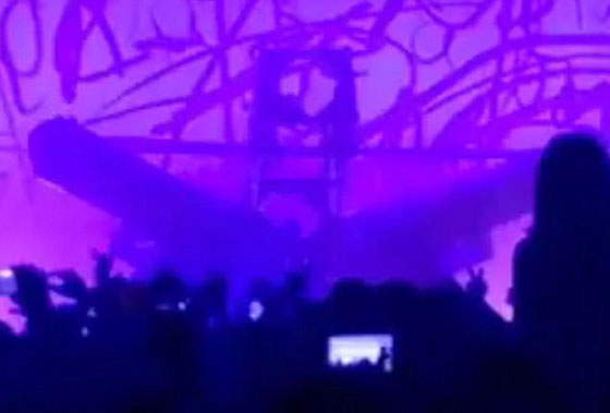 فيديو لحظة سقوط ديكور المسرح على نجم الروك مارلين مانسن في نيويورك صورة رقم 3