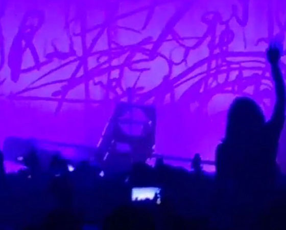 فيديو لحظة سقوط ديكور المسرح على نجم الروك مارلين مانسن في نيويورك صورة رقم 4