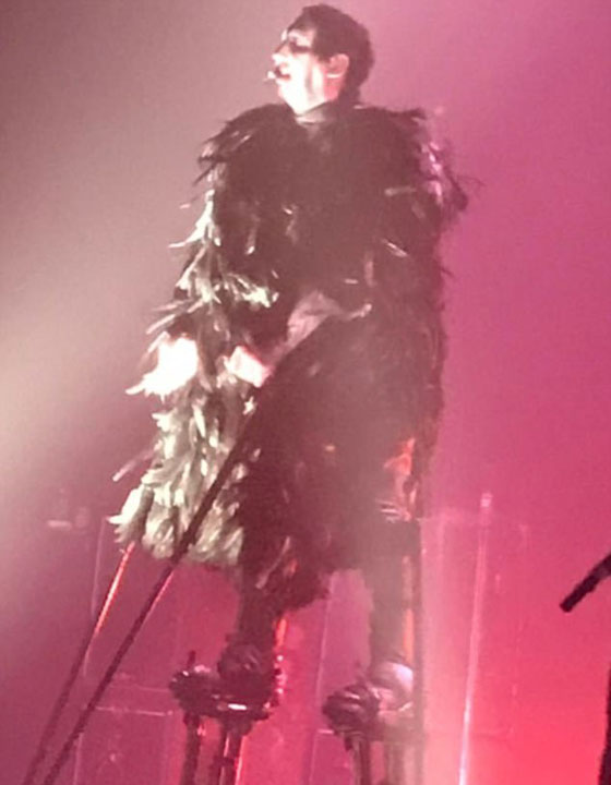 فيديو لحظة سقوط ديكور المسرح على نجم الروك مارلين مانسن في نيويورك صورة رقم 5