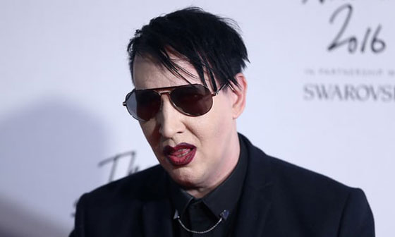 فيديو لحظة سقوط ديكور المسرح على نجم الروك مارلين مانسن في نيويورك صورة رقم 12