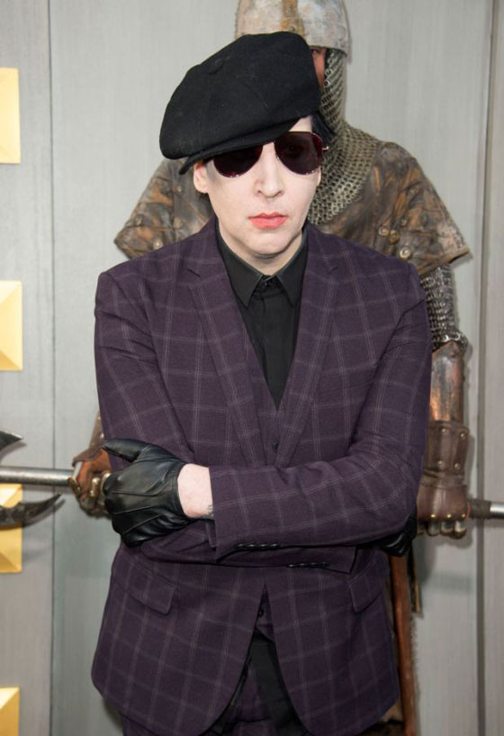 فيديو لحظة سقوط ديكور المسرح على نجم الروك مارلين مانسن في نيويورك صورة رقم 13