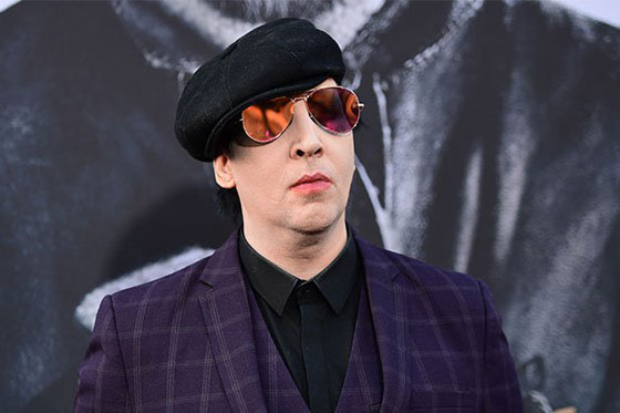 فيديو لحظة سقوط ديكور المسرح على نجم الروك مارلين مانسن في نيويورك صورة رقم 16